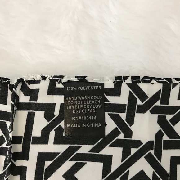 Apex Black and White Scarf - Picture 4 of 4